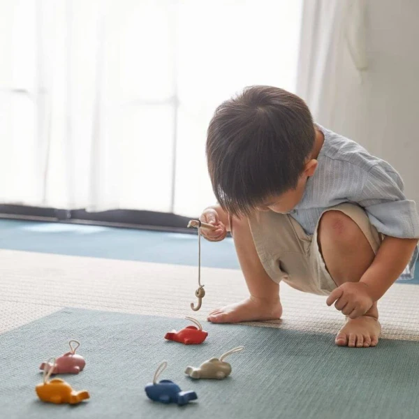 PLAN TOYS ΞΥΛΙΝΟ ΠΑΙΧΝΙΔΙ ΨΑΡΕΜΑ