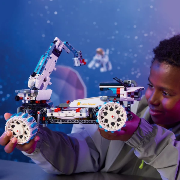 LEGO® TECHNIC™ LUNAR OUTPOST® MOON ROVER SPACE VEHICLE