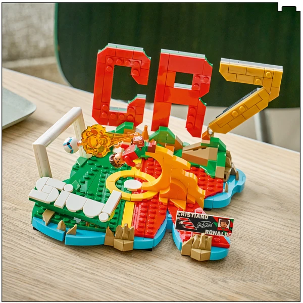 LEGO® EDITIONS CRISTIANO RONALDO ΟΙ ΚΑΛΥΤΕΡΕΣ ΠΟΔΟΣΦΑΙΡΙΚΕΣ ΣΤΙΓΜΕΣ