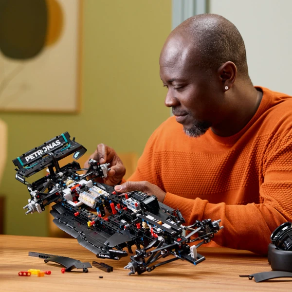 LEGO® TECHNIC MERCEDES-AMG F1 W14 E PERFORMANCE
