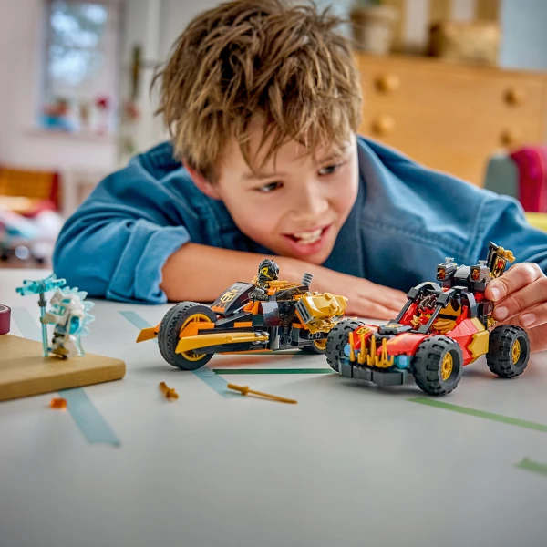 LEGO® NINJAGO® ΤΑ ΣΥΝΔΥΑΖΟΜΕΝΑ ΟΧΗΜΑΤΑ ΤΟΥ ΚΑΪ ΚΑΙ ΤΟΥ ΚΟΟΥΛ