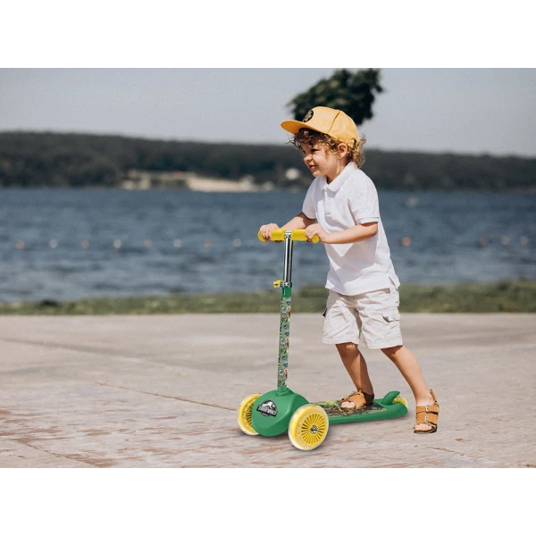 AS KIDS 3-WHEEL SCOOTER PLUS JURASSIC WORLD FOR AGES 3+