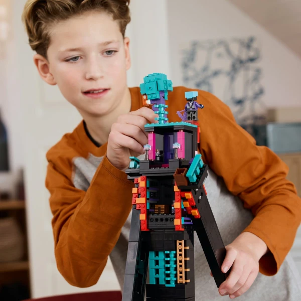 LEGO® MINECRAFT® Ο ΠΥΡΓΟΣ-ΑΝΘΡΩΠΟΣ ΤΟΥ ΤΕΛΕΙΩΤΗ