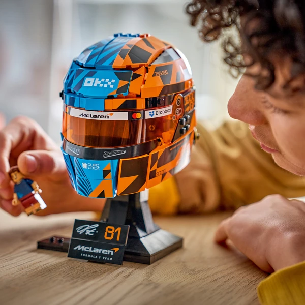 LEGO® EDITIONS VEHICLES McLAREN MASTERCARD F1 TEAM OSCAR PIASTRI HELMET