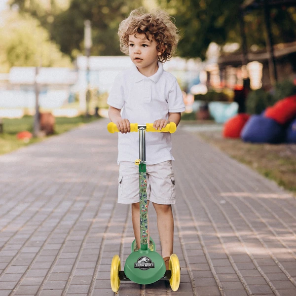 AS KIDS 3-WHEEL SCOOTER PLUS JURASSIC WORLD FOR AGES 3+