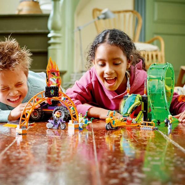 LEGO® CITY ΑΚΡΟΒΑΤΙΚΗ ΑΡΕΝΑ ΜΕ ΔΙΠΛΟ ΛΟΥΠ