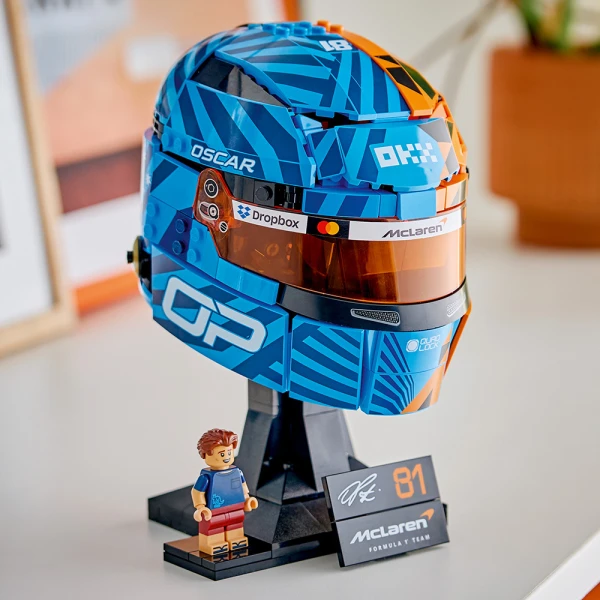 LEGO® EDITIONS VEHICLES McLAREN MASTERCARD F1 TEAM OSCAR PIASTRI HELMET
