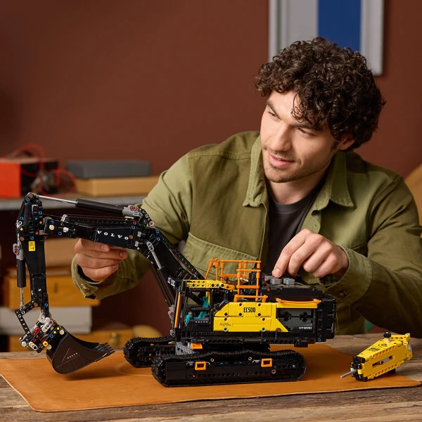 LEGO® TECHNIC ΕΚΣΚΑΦΕΑΣ VOLVO EC500 HYBRID