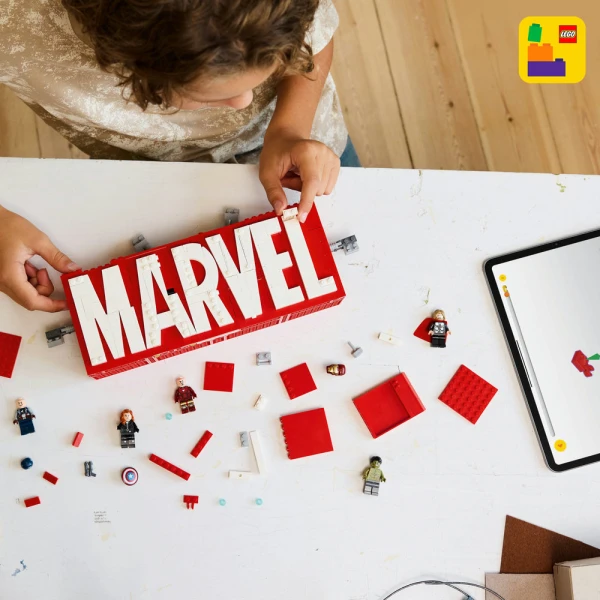 LEGO® MARVEL: MARVEL LOGO & MINIFIGURES